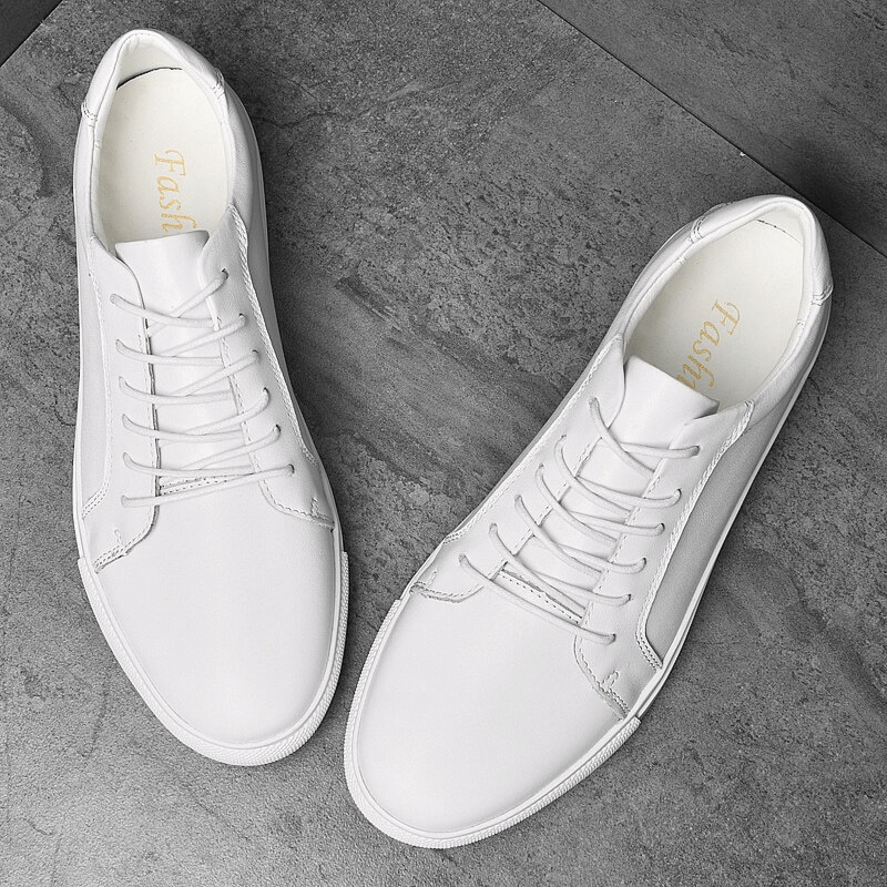 Men's leather sneakers with flat sole, flexible design, and lace-up closure, perfect for sports and casual wear. Model SF1177.